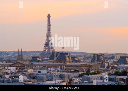 Vista al tramonto della Torre Eiffel con il museo del Louvre, la cattedrale di Notre-Dame e i tetti parigini. Famoso punto di riferimento, icona, destinazione di viaggio a Parigi, Francia. Foto Stock