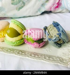 Macaroni in stile coreano con un boccone preso sul piatto di merletti Foto Stock