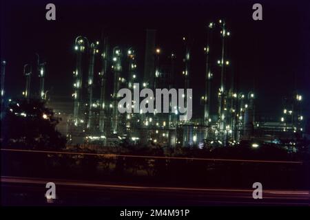 Gli impianti chimici producono olefine mediante steam cracking di liquidi di gas naturale come etano e propano. Gli aromatici sono prodotti mediante reforming catalitico della nafta. L'industria petrolchimica si occupa della produzione e del commercio di prodotti petrolchimici. Una parte importante è costituita dall'industria della plastica. Si interfaccia direttamente con l'industria petrolifera, in particolare con il settore a valle. Gli impianti petrolchimici convertono in prodotti le risorse naturali come il petrolio greggio e i liquidi di gas naturale Foto Stock
