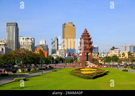 Phnom Penh, Cambogia - 29 novembre 2022: Independence Monument e Norodom Sihanouk Statua skyline paesaggio urbano a Phnom Penh, Cambogia. Foto Stock