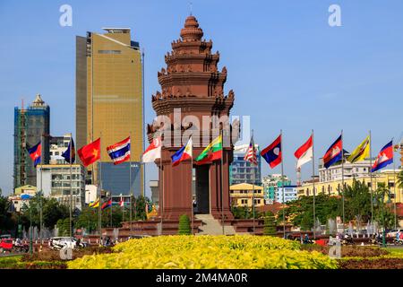 Phnom Penh, Cambogia - 29 novembre 2022: Independence Monument e Norodom Sihanouk Statua skyline paesaggio urbano a Phnom Penh, Cambogia. Foto Stock