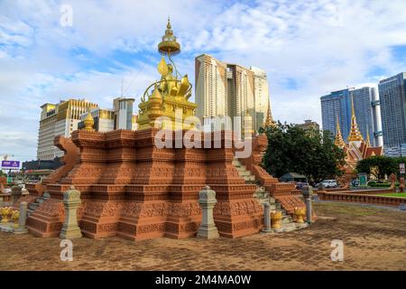 Phnom Penh, Cambogia - 6 dicembre 2022: L'esterno dell'Assemblea nazionale edificio del governo e la statua di Samdech Choun Nath in Phnom Penh, l'auto Foto Stock