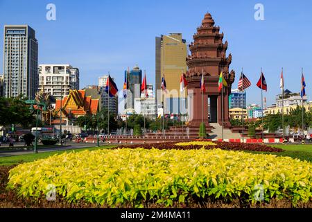 Phnom Penh, Cambogia - 29 novembre 2022: Independence Monument e Norodom Sihanouk Statua skyline paesaggio urbano a Phnom Penh, Cambogia. Foto Stock