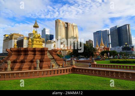 Phnom Penh, Cambogia - 6 dicembre 2022: L'esterno dell'Assemblea nazionale edificio del governo e la statua di Samdech Choun Nath in Phnom Penh, l'auto Foto Stock