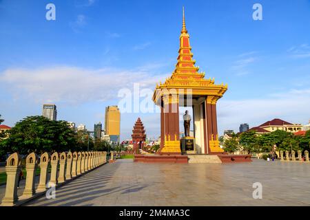 Phnom Penh, Cambogia - 29 novembre 2022: Independence Monument e Norodom Sihanouk Statua skyline paesaggio urbano a Phnom Penh, Cambogia. Foto Stock