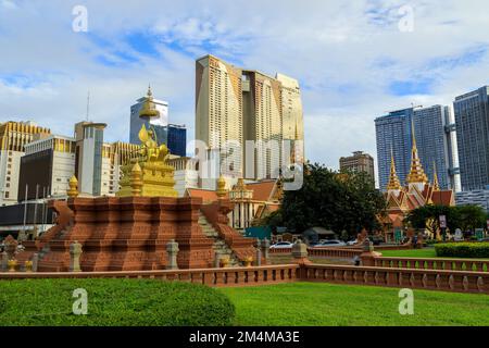 Phnom Penh, Cambogia - 6 dicembre 2022: L'esterno dell'Assemblea nazionale edificio del governo e la statua di Samdech Choun Nath in Phnom Penh, l'auto Foto Stock