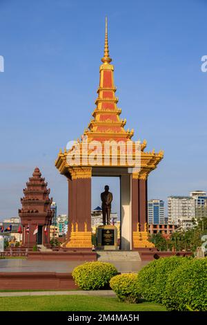 Phnom Penh, Cambogia - 29 novembre 2022: Independence Monument e Norodom Sihanouk Statua skyline paesaggio urbano a Phnom Penh, Cambogia. Foto Stock