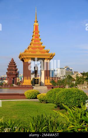 Phnom Penh, Cambogia - 29 novembre 2022: Independence Monument e Norodom Sihanouk Statua skyline paesaggio urbano a Phnom Penh, Cambogia. Foto Stock