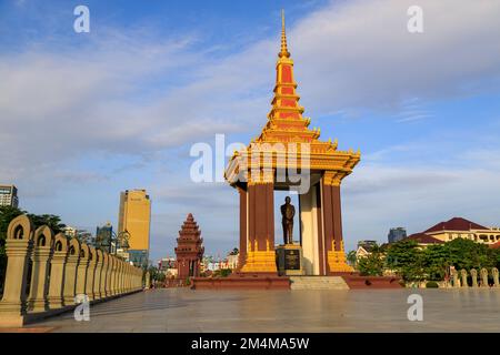 Phnom Penh, Cambogia - 29 novembre 2022: Independence Monument e Norodom Sihanouk Statua skyline paesaggio urbano a Phnom Penh, Cambogia. Foto Stock