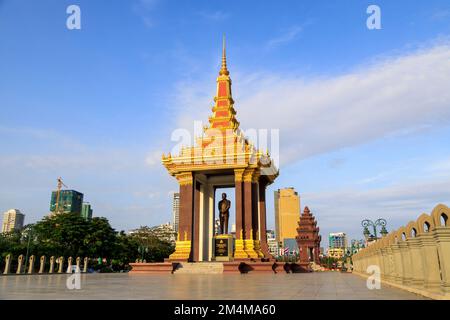 Phnom Penh, Cambogia - 29 novembre 2022: Independence Monument e Norodom Sihanouk Statua skyline paesaggio urbano a Phnom Penh, Cambogia. Foto Stock