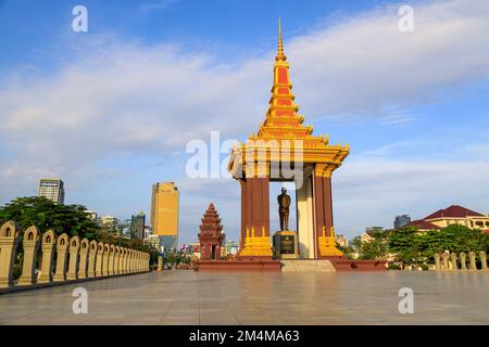 Phnom Penh, Cambogia - 29 novembre 2022: Independence Monument e Norodom Sihanouk Statua skyline paesaggio urbano a Phnom Penh, Cambogia. Foto Stock