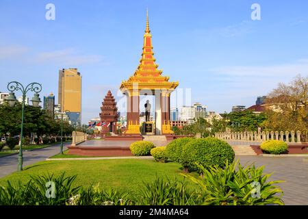 Phnom Penh, Cambogia - 29 novembre 2022: Independence Monument e Norodom Sihanouk Statua skyline paesaggio urbano a Phnom Penh, Cambogia. Foto Stock