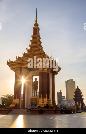 Phnom Penh, Cambogia - 29 novembre 2022: Independence Monument e Norodom Sihanouk Statua skyline paesaggio urbano a Phnom Penh, Cambogia. Foto Stock