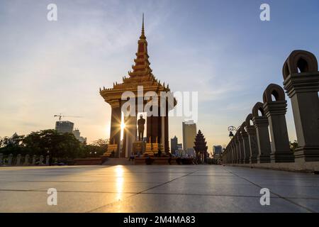 Phnom Penh, Cambogia - 29 novembre 2022: Independence Monument e Norodom Sihanouk Statua skyline paesaggio urbano a Phnom Penh, Cambogia. Foto Stock