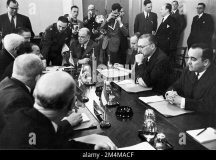 Contratto offshore - Firma NATO. Fotografie dei programmi di Marshall Plan, mostre e personale Foto Stock