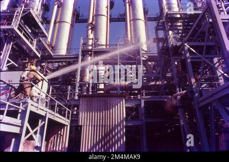 Gli impianti chimici producono olefine mediante steam cracking di liquidi di gas naturale come etano e propano. Gli aromatici sono prodotti mediante reforming catalitico della nafta. L'industria petrolchimica si occupa della produzione e del commercio di prodotti petrolchimici. Una parte importante è costituita dall'industria della plastica. Si interfaccia direttamente con l'industria petrolifera, in particolare con il settore a valle. Gli impianti petrolchimici convertono in prodotti le risorse naturali come il petrolio greggio e i liquidi di gas naturale Foto Stock