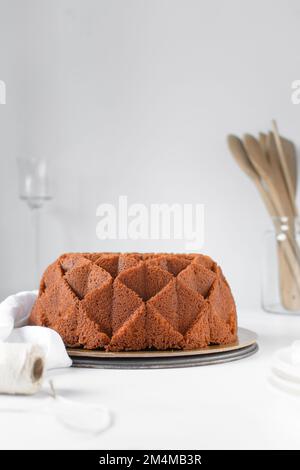 Torte alla vaniglia sul vassoio, torta fatta in casa, torta appena sfornata Foto Stock