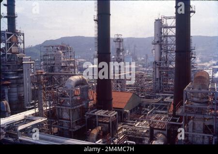 Gli impianti chimici producono olefine mediante steam cracking di liquidi di gas naturale come etano e propano. Gli aromatici sono prodotti mediante reforming catalitico della nafta. L'industria petrolchimica si occupa della produzione e del commercio di prodotti petrolchimici. Una parte importante è costituita dall'industria della plastica. Si interfaccia direttamente con l'industria petrolifera, in particolare con il settore a valle. Gli impianti petrolchimici convertono in prodotti le risorse naturali come il petrolio greggio e i liquidi di gas naturale Foto Stock