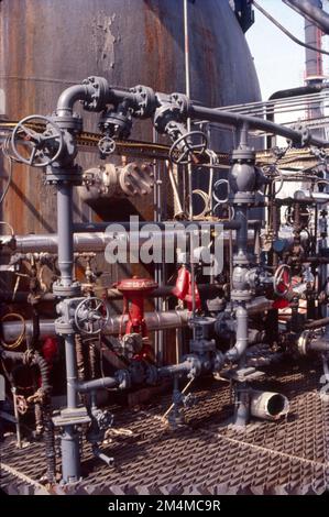 Gli impianti chimici producono olefine mediante steam cracking di liquidi di gas naturale come etano e propano. Gli aromatici sono prodotti mediante reforming catalitico della nafta. L'industria petrolchimica si occupa della produzione e del commercio di prodotti petrolchimici. Una parte importante è costituita dall'industria della plastica. Si interfaccia direttamente con l'industria petrolifera, in particolare con il settore a valle. Gli impianti petrolchimici convertono in prodotti le risorse naturali come il petrolio greggio e i liquidi di gas naturale Foto Stock