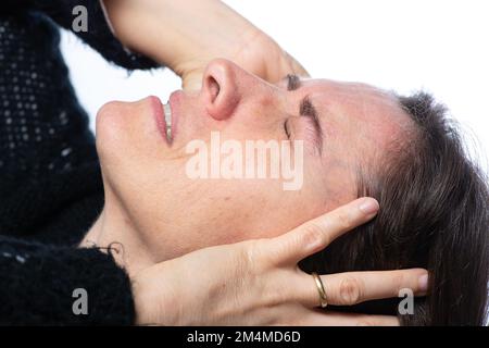 Primo piano headshot studio ritratto stressato donna pazza coprire le orecchie con le mani su sfondo bianco. Foto di alta qualità Foto Stock