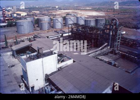 Gli impianti chimici producono olefine mediante steam cracking di liquidi di gas naturale come etano e propano. Gli aromatici sono prodotti mediante reforming catalitico della nafta. L'industria petrolchimica si occupa della produzione e del commercio di prodotti petrolchimici. Una parte importante è costituita dall'industria della plastica. Si interfaccia direttamente con l'industria petrolifera, in particolare con il settore a valle. Gli impianti petrolchimici convertono in prodotti le risorse naturali come il petrolio greggio e i liquidi di gas naturale Foto Stock