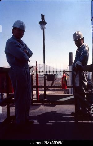 Gli impianti chimici producono olefine mediante steam cracking di liquidi di gas naturale come etano e propano. Gli aromatici sono prodotti mediante reforming catalitico della nafta. L'industria petrolchimica si occupa della produzione e del commercio di prodotti petrolchimici. Una parte importante è costituita dall'industria della plastica. Si interfaccia direttamente con l'industria petrolifera, in particolare con il settore a valle. Gli impianti petrolchimici convertono in prodotti le risorse naturali come il petrolio greggio e i liquidi di gas naturale Foto Stock