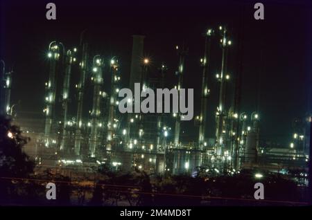 Gli impianti chimici producono olefine mediante steam cracking di liquidi di gas naturale come etano e propano. Gli aromatici sono prodotti mediante reforming catalitico della nafta. L'industria petrolchimica si occupa della produzione e del commercio di prodotti petrolchimici. Una parte importante è costituita dall'industria della plastica. Si interfaccia direttamente con l'industria petrolifera, in particolare con il settore a valle. Gli impianti petrolchimici convertono in prodotti le risorse naturali come il petrolio greggio e i liquidi di gas naturale Foto Stock