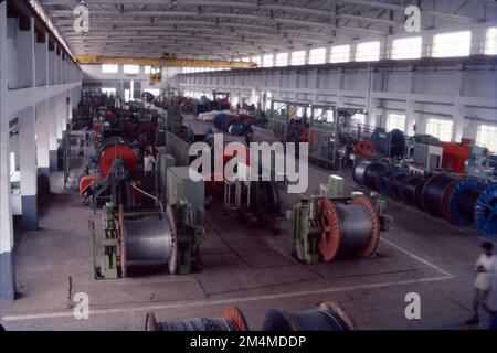 I cavi elettrici sono costituiti da un nucleo di filo metallico che offre una buona conduttività come rame o alluminio, insieme ad altri strati di materiale tra cui isolamento, nastri, schermi, armatura per la protezione meccanica e guaina. Foto Stock