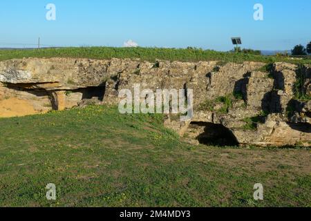 Vista sulla necropoli di Anghelu Ruju sulla Sardegna in Italia Foto Stock