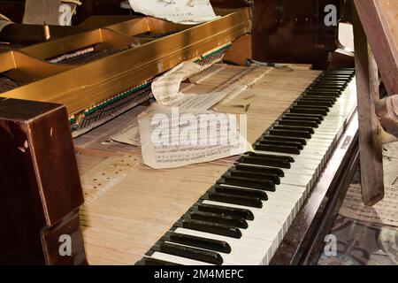 Francia - Luglio 22,2012: Piano abbandonato con note musicali distrutte in un palazzo abbandonato Foto Stock