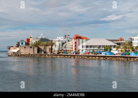 WILLEMSTAD, CURACAO - 21 NOVEMBRE 2008: Il forte di Rif a Curacao con una nave da crociera ormeggiata sullo sfondo e la baia di Sant'Anna in primo piano. Foto Stock