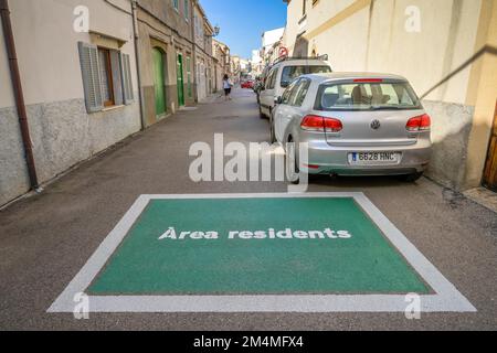 Straße, Bemalung, Anwohnerparkzone, residenti nella zona, Arta, Maiorca, Spagna Foto Stock
