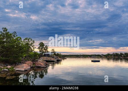 Costa del Mar Baltico con rocce e alberi vicino Oskarshamn in Svezia. Foto Stock