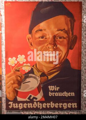 'Wir Brauchen Jugendherbergen' ('We need Youth Hostels'), poster di propaganda nazista per raccogliere fondi per ostelli della gioventù, Imperial War Museum, Londra, Regno Unito. Foto Stock