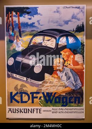 Un poster che promuove la Volkswagen (People car), Imperial War Museum, Londra, Regno Unito. Foto Stock