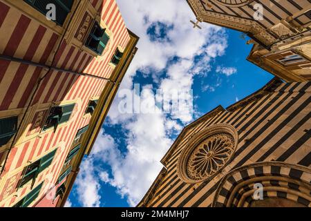 Edifici storici a Monterosso al Mare sulla costa mediterranea in Italia. Foto Stock