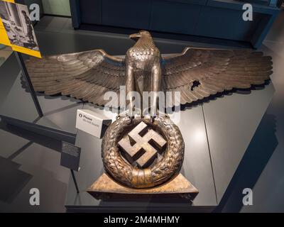 Aquila scolpita danneggiata dalla battaglia (emblema del partito nazista), presa dalle rovine dell'edificio della Cancelleria a Berlino, Imperial War Museum, Londra, Regno Unito. Foto Stock