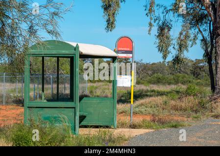 Una fermata dell'autobus nel piccolo villaggio di Girilambone nell'entroterra occidentale del nuovo Galles del Sud, Australia. Si trova a 44km km a nord-ovest di Nyngan Foto Stock