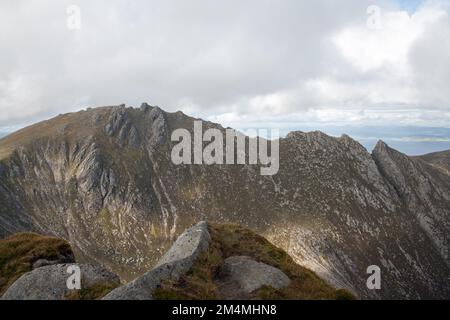 Caisteal Abhail che sorge sopra Glen Sannox visto dalle pendici di Cir Mhor l'isola di Arran North Ayrshire Scozia Foto Stock