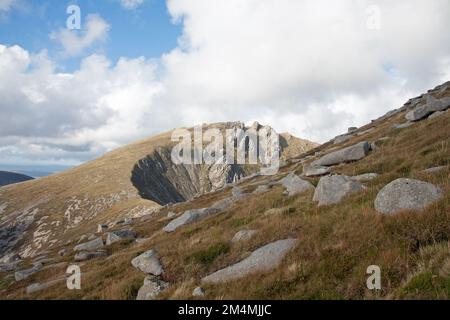 Caisteal Abhail che sorge sopra Glen Sannox visto dalle pendici di Cir Mhor l'isola di Arran North Ayrshire Scozia Foto Stock