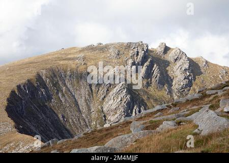 Caisteal Abhail che sorge sopra Glen Sannox visto dalle pendici di Cir Mhor l'isola di Arran North Ayrshire Scozia Foto Stock