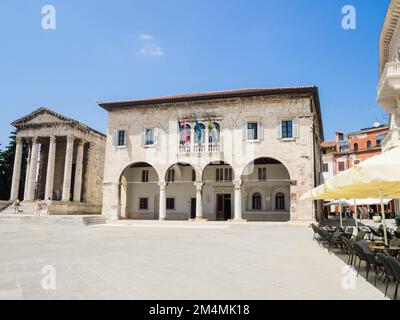 Tempio di Augusto e Palazzo Comunale, Piazza del Foro, Pola, Istria, Croazia Foto Stock