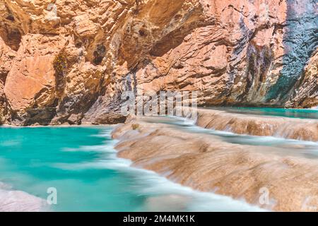 Piscine naturali di Millpu a Huancaraylla. Lagune turchesi vicino Ayacucho, destinazione di viaggio in Perù Foto Stock