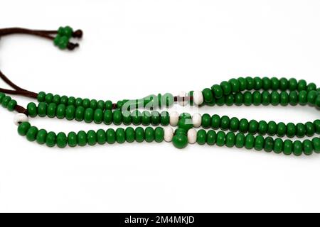 Rosario islamico di colore verde con 99 perle di rosario che i musulmani lo usano per lodare Allah usando frasi per menzionare Dio come lode e gloria a. Foto Stock