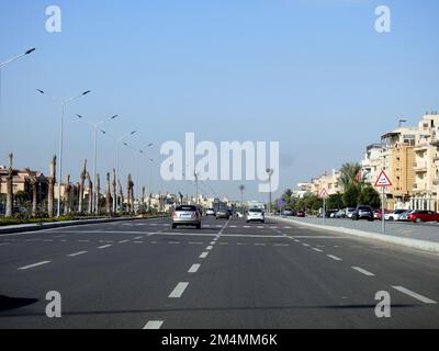 Cairo, Egitto, 21 2022 dicembre: Zona pedonale di attraversamento su un asse stradale autostrada in Egitto con vernice istruttiva sull'asfalto e un cartello stradale per inst Foto Stock