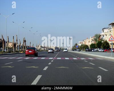 Cairo, Egitto, 21 2022 dicembre: Zona pedonale di attraversamento su un asse stradale autostrada in Egitto con vernice istruttiva sull'asfalto e un cartello stradale per inst Foto Stock