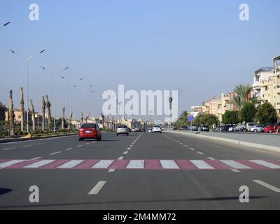 Cairo, Egitto, 21 2022 dicembre: Zona pedonale di attraversamento su un asse stradale autostrada in Egitto con vernice istruttiva sull'asfalto e un cartello stradale per inst Foto Stock