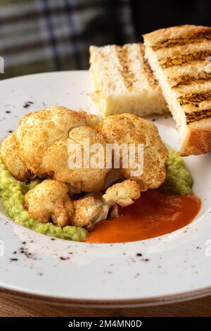 ciotola di guacamole e cavolfiore. Cibo sano, primo piano. Foto Stock