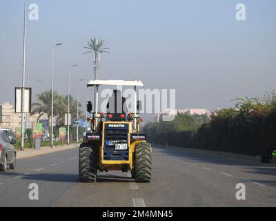 Cairo, Egitto, dicembre 10 2022: Un autocarro con caricatore frontale su un'autostrada che viene utilizzata per il carico e il trasporto di materiali da costruzione in cantiere Foto Stock