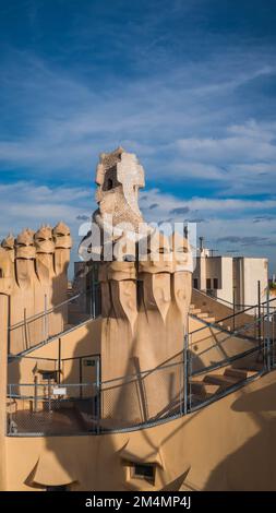 Camini impressionanti di la Pedrera, Casa Mila, edificio di Gaudi, a Barcellona, Spagna Foto Stock